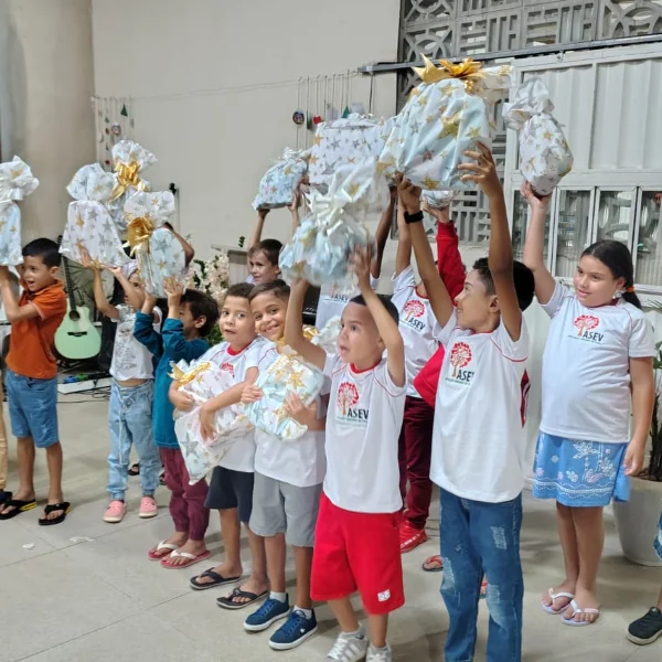 Apoio a Uma Família Inteira - Caixinhas de Natal